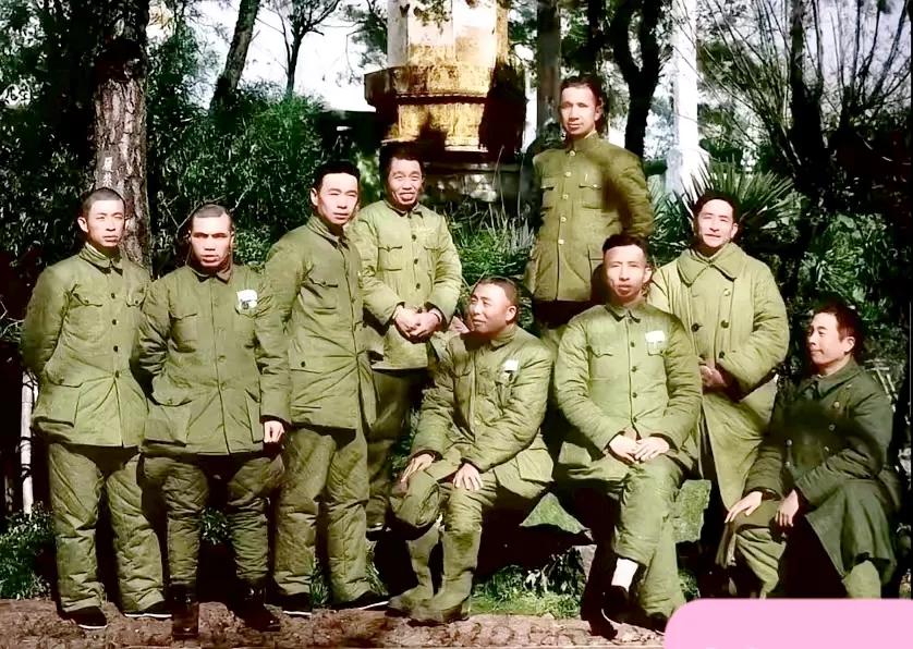 一张珍贵的老照片。
一张1950年，解放军第三野战军部分高级将领在杭州孤山西冷印