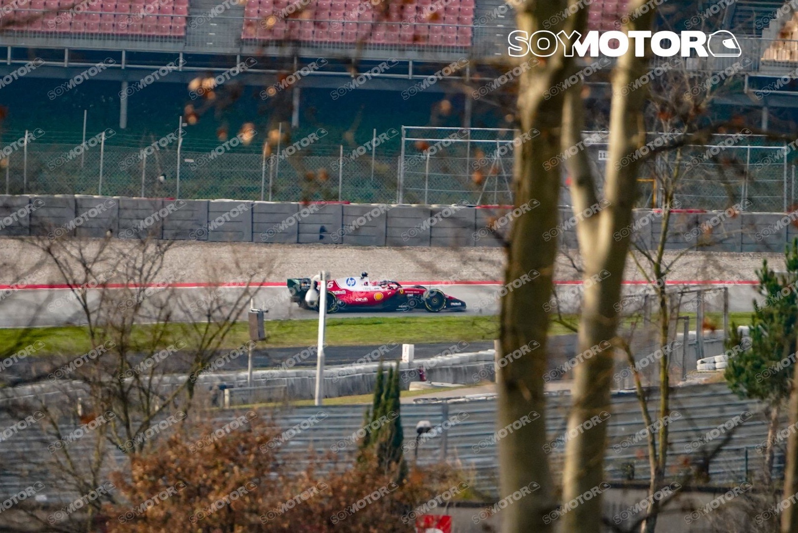 法拉利车队车手勒克莱尔率先驾驶“SF-26”进行他们第一天的测试红牛车队车手维斯