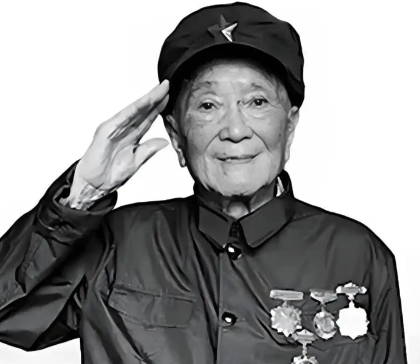 1955 年全军授衔时，29 岁的向轩被授予中校军衔，负责审阅档案的工作人员看到