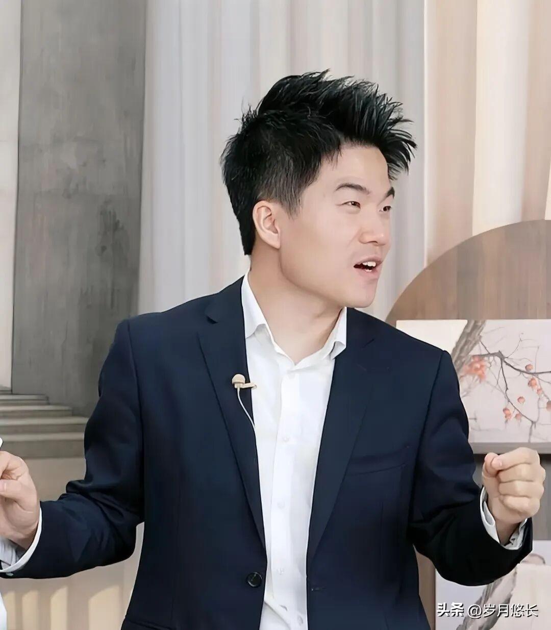 宇辉背后应该有高人指点吧，
不是说他以前不聪明，
而是“禾与春时”这家公司的架构