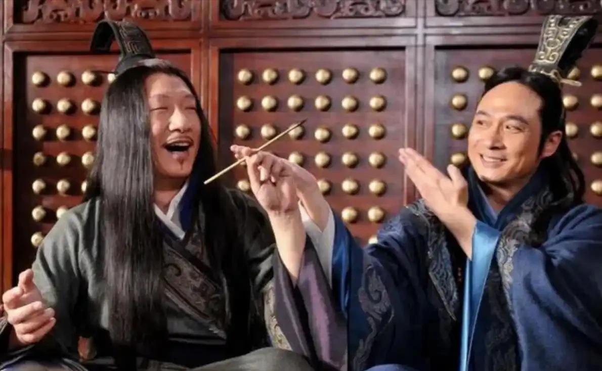 孙膑被剃掉髌骨后，被庞涓接到府上悉心照顾。不料深夜，庞涓来到孙膑所住的房门，负责
