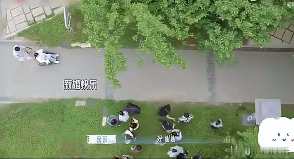 孙丞潇和金莎在录制《妻子的浪漫旅行》时，孙丞潇推着金莎路过一群围观群众时，有路人