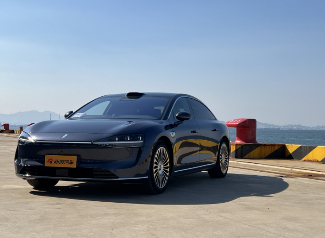 新款 首次登录汽车市场是在2024年的8月份，时隔一年，新款享界S9带来了首次试