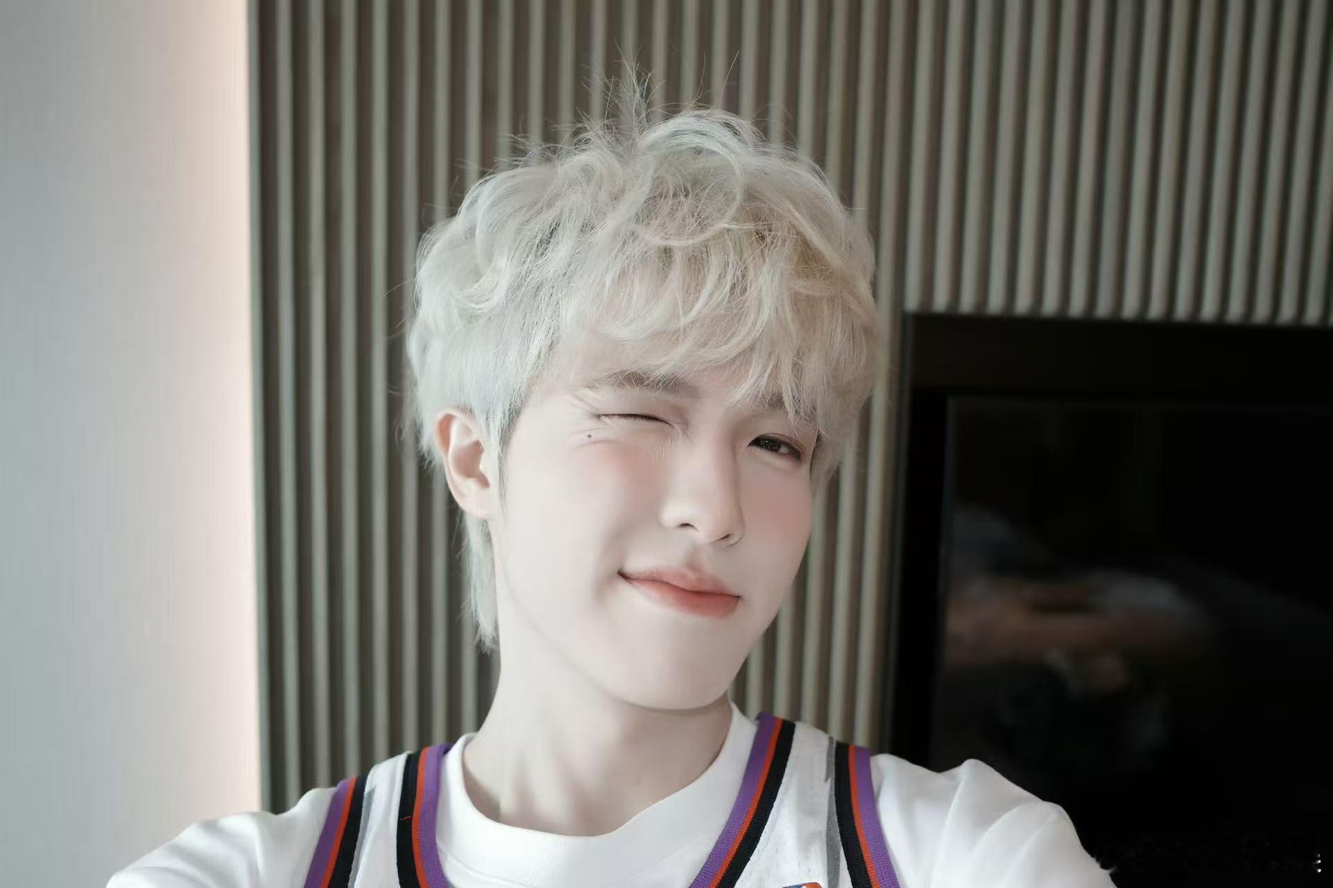 李昊白发大头贴李昊大头贴plog李昊白发大头贴，可爱，[赢牛奶][赢牛奶][赢牛