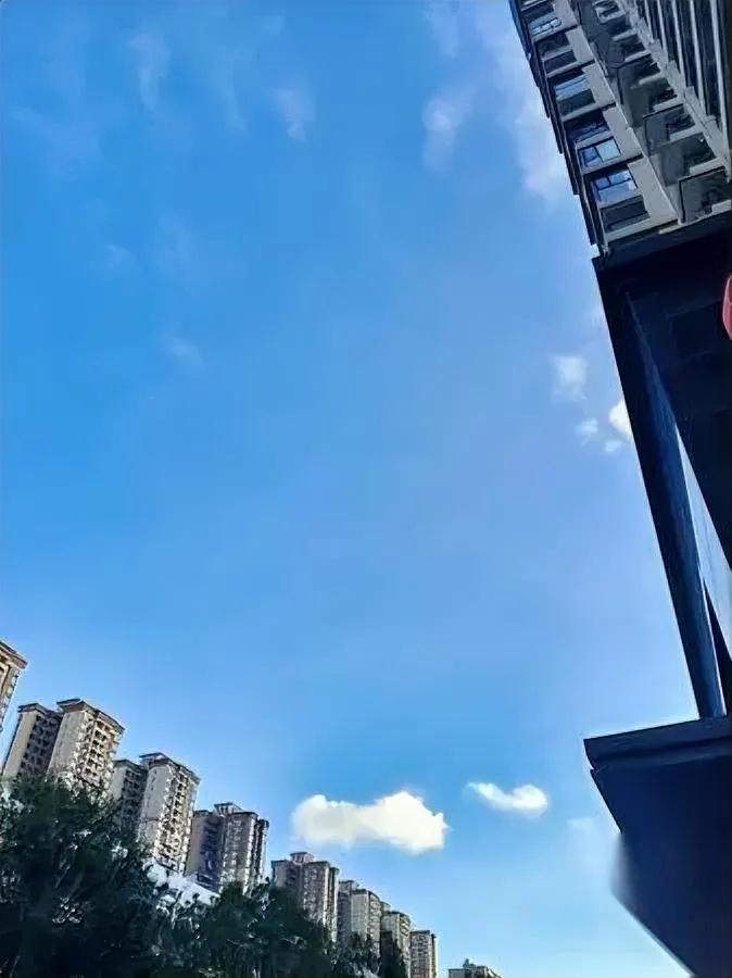 公司终于说降薪了

悬了仨月的心落了

可落在心里的是块石头

之前工资拖得人心