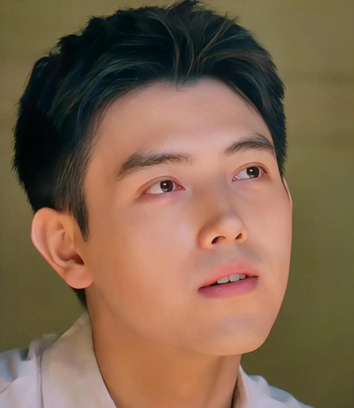 陈飞宇是没有睡醒吗
每次看到他，都是这样！
还以为是天生的忧郁，结果人家是纯天然