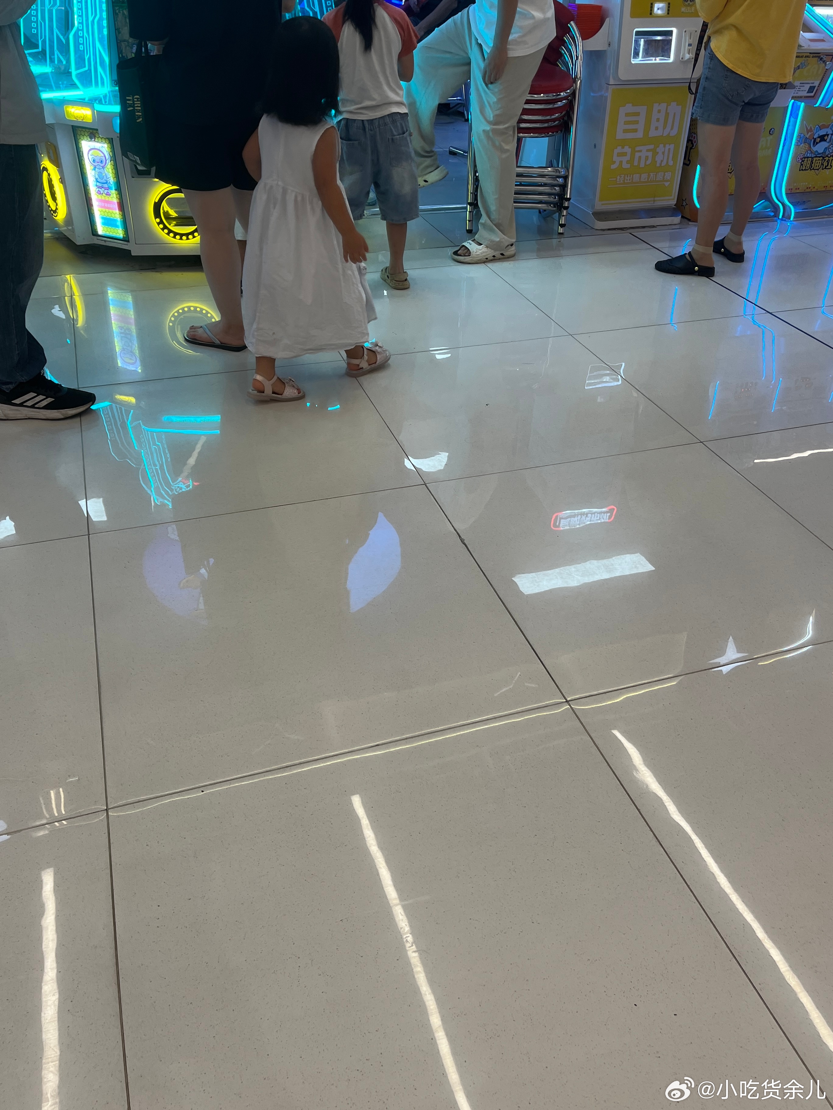 下雨，吃完早餐又是来这里，看得津津有味佛得角结束世界杯之旅