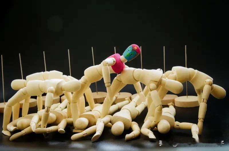 看到“人上有人人压人”这个下联，我一下就想到了两个合适的上联。一个是“天外有天天