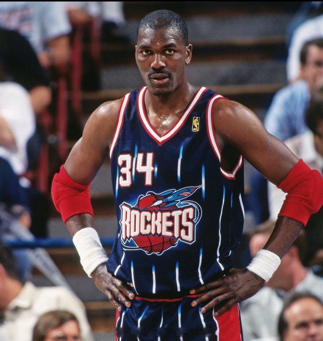 NBA名宿奥拉朱旺将在现场观战中国男篮对阵约旦男篮的比赛，他的两个儿子目前都是约