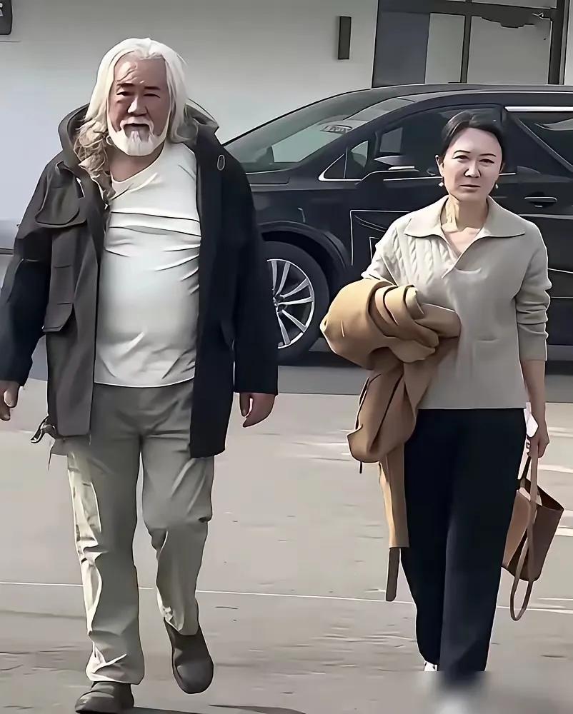 张纪中妻子杜星霖是80后，怎么像是60后一样，像她们这种人有的是钱，没有什么压力