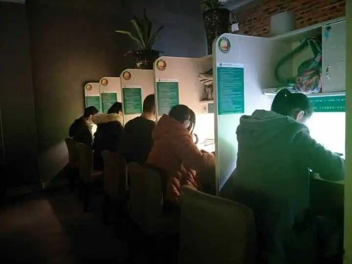 公务员平替岗挤满没能上岸的年轻人 大家图的不过是份稳定，不用怕裁员断社保。虽然活