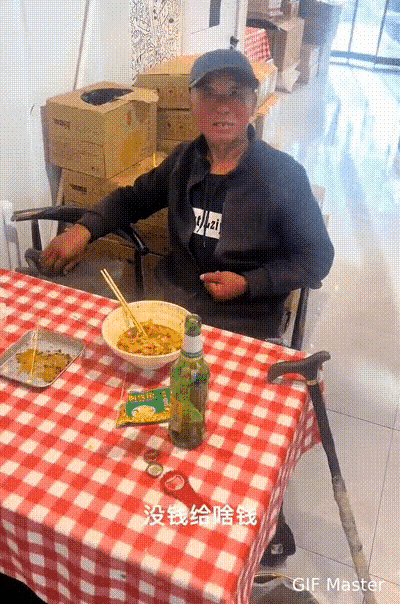 难以理解！吉林白城这位大爷走进面馆，点一碗面、两瓶酒，总共消费22元。老板还好心