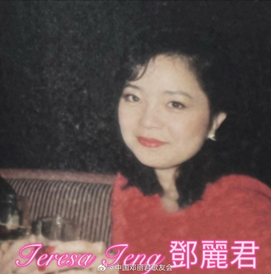 1982年11月，邓丽君现身香港马会西餐厅，与友人举杯相碰，笑意盈盈。（FB） 