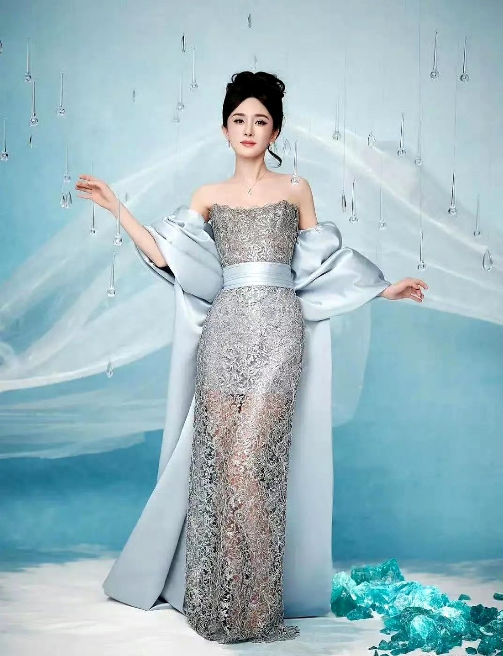 我滴妈，这摄影师把杨幂拍成啥了 