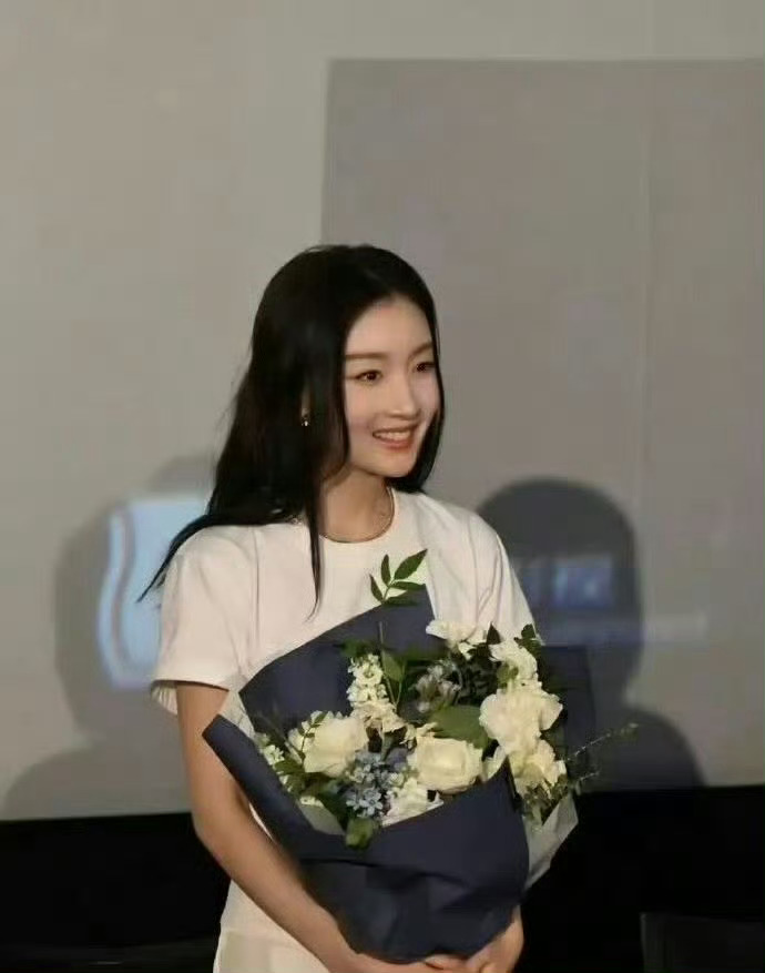 狗仔曝周冬雨刘昊然没分手，有种“整容”叫周冬雨恋爱，男友刘昊然变化不大，她像换了