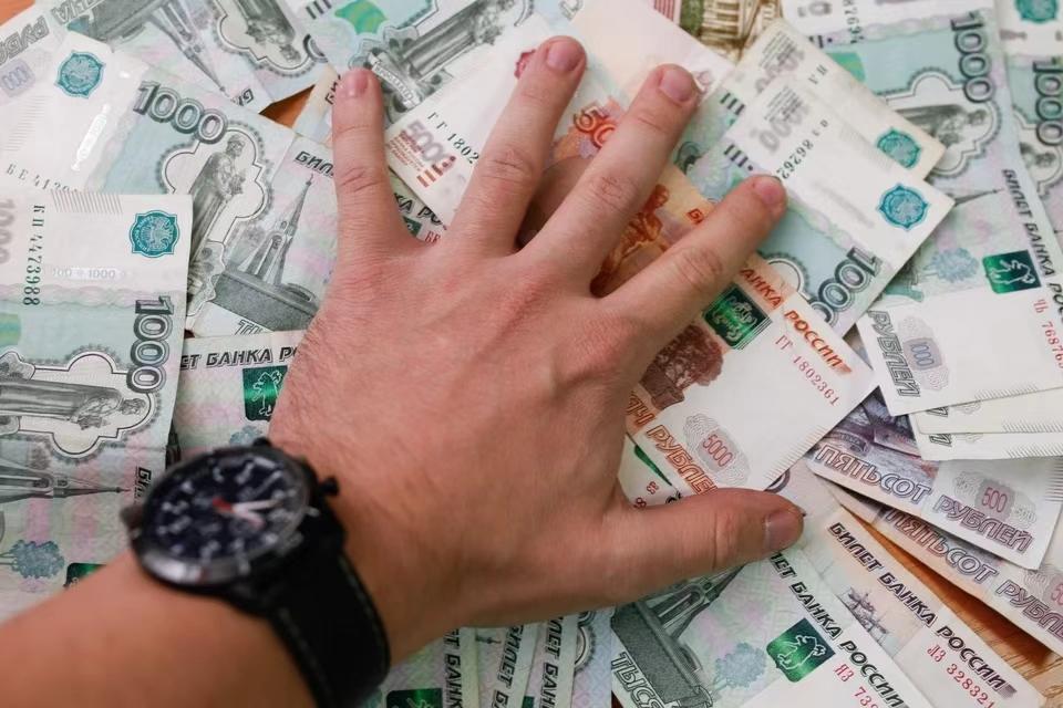 最近，一名小骗子震惊了俄罗斯网络：和偷偷潜入他人住宅的窃贼不同，这位名叫瓦西里的