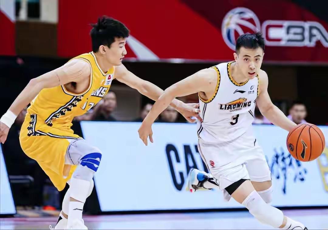 赵继伟在最近两场国家队的比赛表现太出色了，全网都是一片赞扬之声，但是有一位浙江球