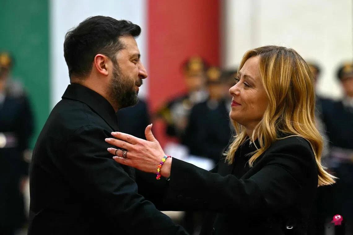 都学会拍肩膀了 泽连斯基：俄乌“和平计划”一分为三 
乌克兰总统泽连斯基本周奔走