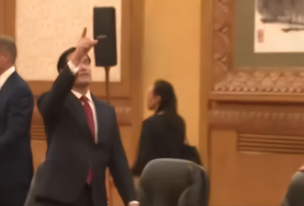 鲁比奥在人民大会堂“看天花板”看呆了？美国高官这波操作太“游客”了
元首会谈还没