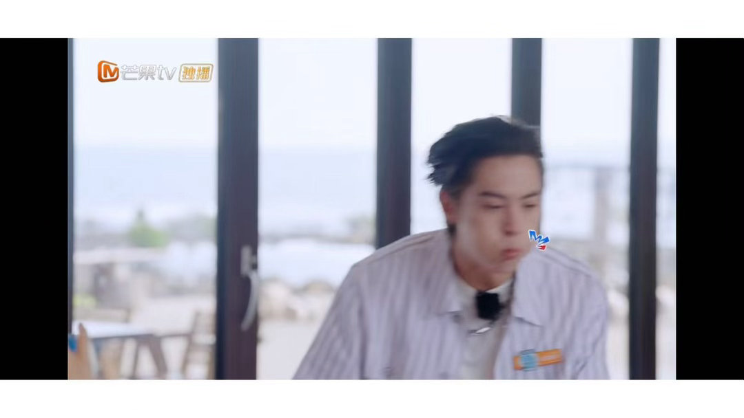 王鹤棣差点就喝吐了秦岚榨汁把王鹤棣喝yue了 这一口榨汁不仅让王鹤棣差点喝吐，旁