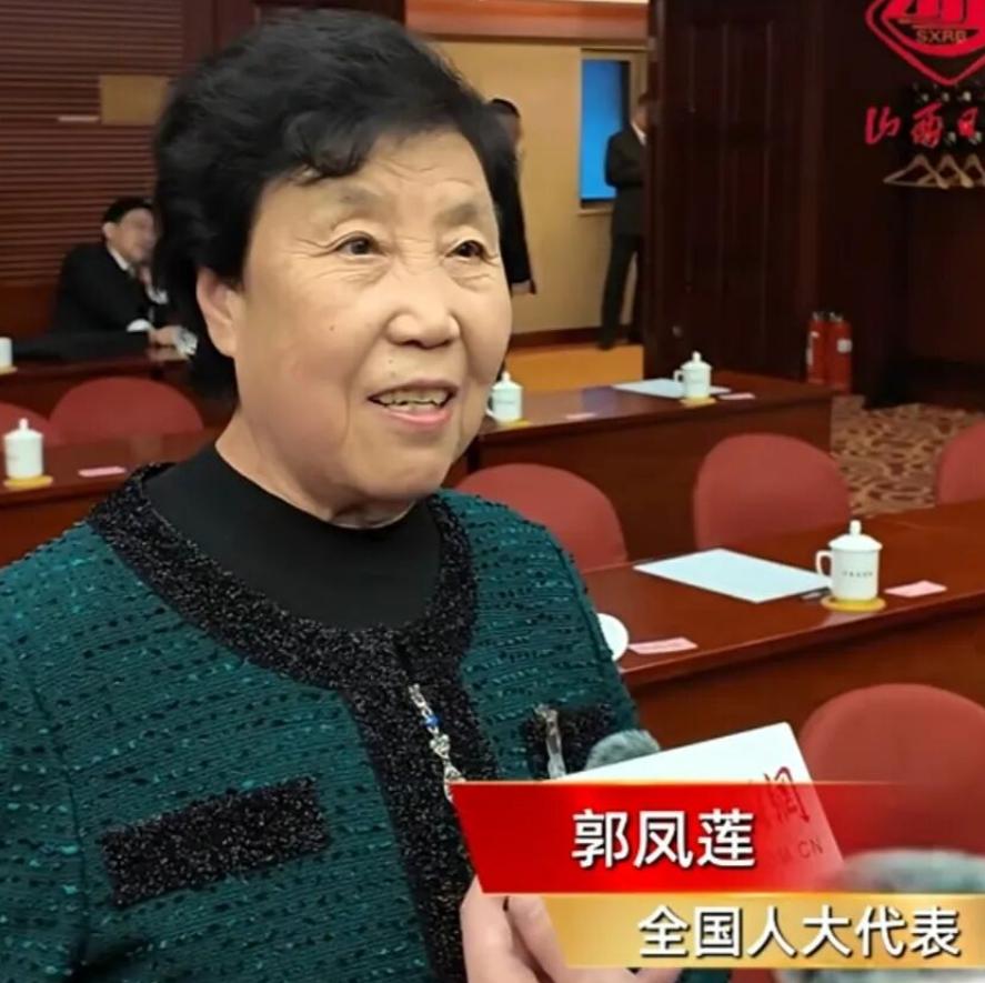 八十岁的农民代表郭凤莲，就因为在两会上说农民养老金太低，被一群连“议案“和“建议