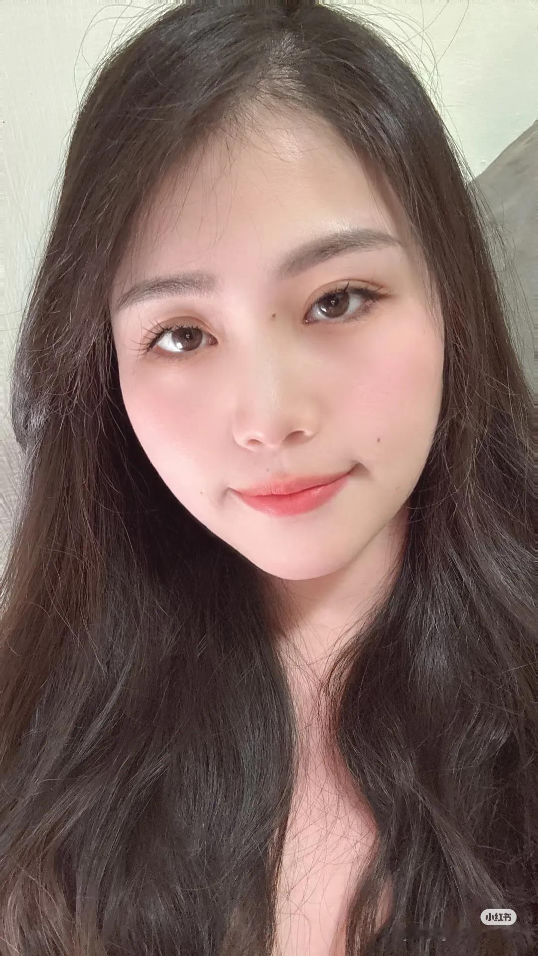 话说台湾近几年就推出了许多颜值和气质都相当不错的新晋博主，而Eaaat就是其中之