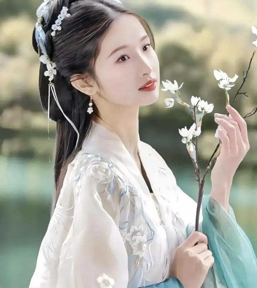 如梦令·百花艳（14）

云卷云舒风轻，
池畔桐花吐英。
枝条映晨星，
时日愈近