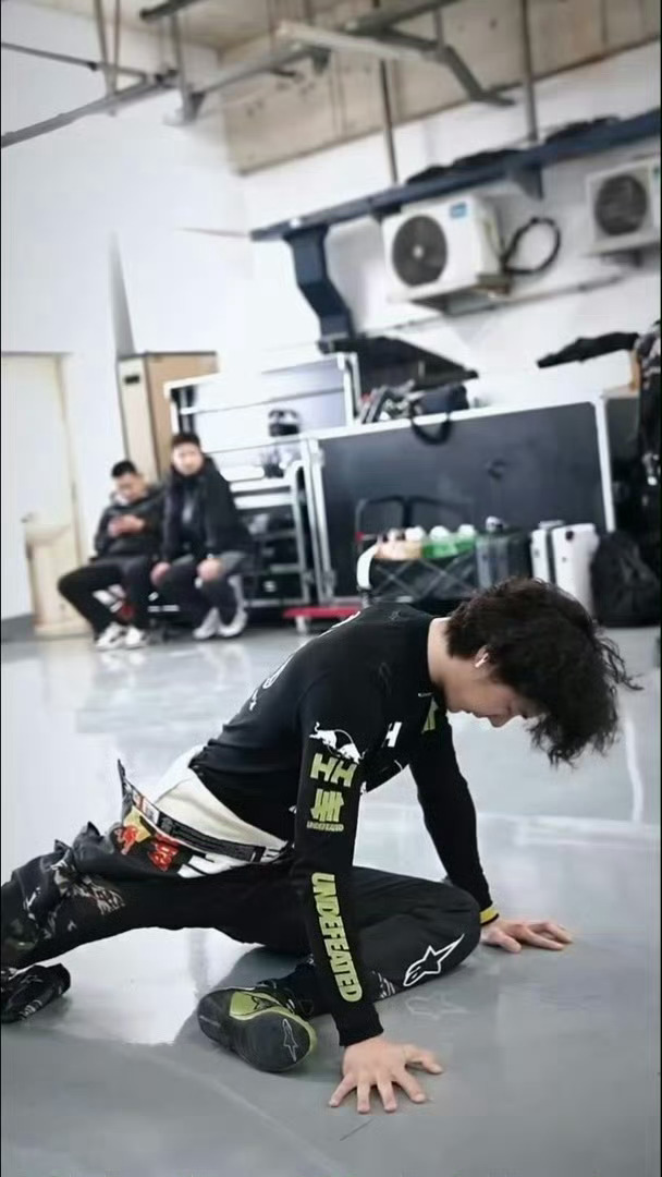 王一博赛车前热身记录 有没热血到吗 