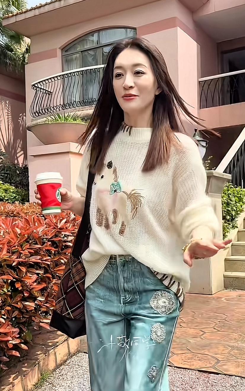 李小冉的状态真的太让人羡慕了，没生过孩子就是不一样，身上几乎看不出岁月的痕迹。