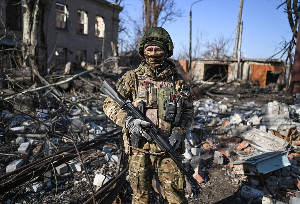 乌军大规模修建防御工事，这背后的意图很明显，就是想在战场上稳住阵脚。从军事角度看