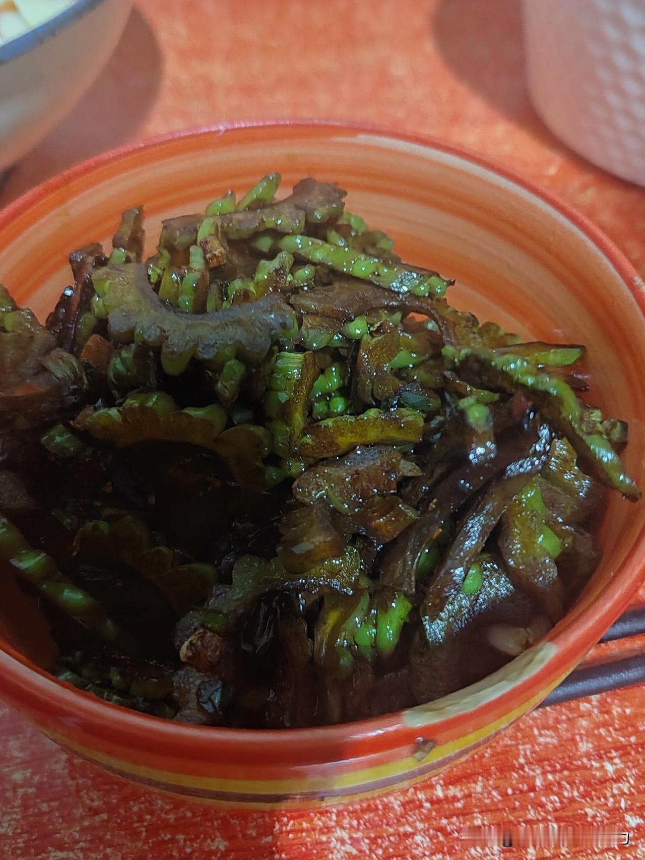 猜猜这是啥菜？
这颜色？
像被染色一样。

这菜炒的技术，
我都不认识了，
有史