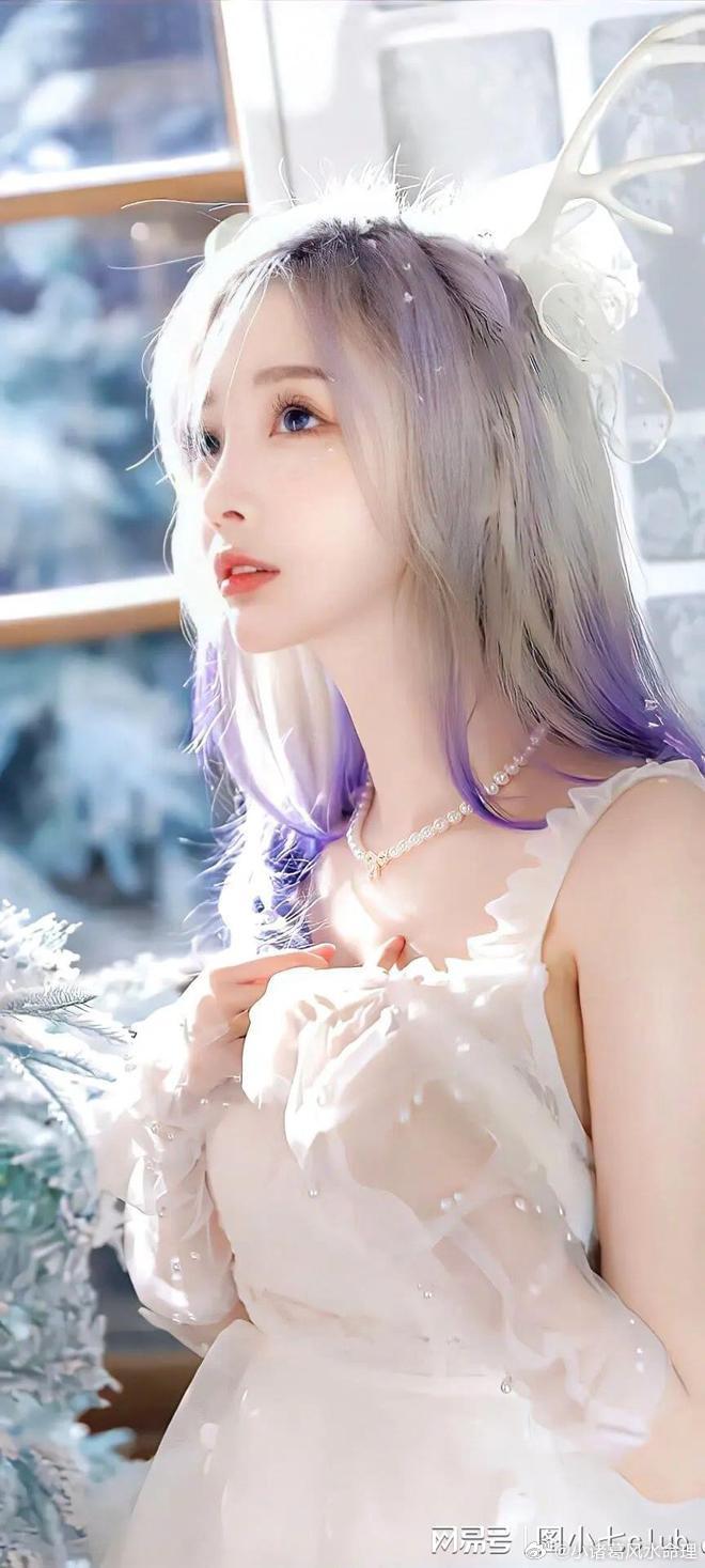 🎉农历十二月，生肖鸡的事业腾飞，财运滚滚而来！💰在这个充满喜庆的月份，生肖鸡