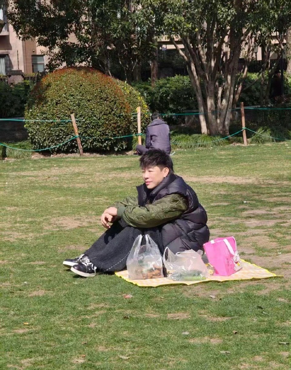 公园偶遇胡彦斌网友公园偶遇胡彦斌，看上去气色状态很好，并未受此前影响 