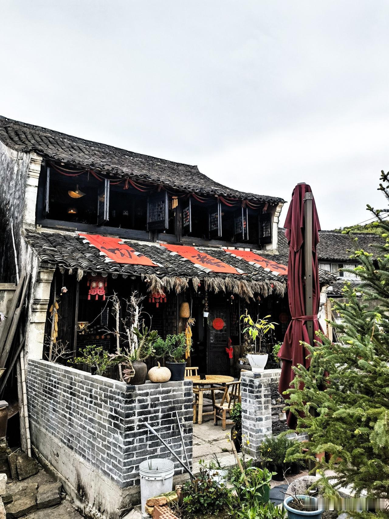 在利民村，撞见最朴素的烟火气。

漫步东钱湖，一边是湖光山色，一边是人间烟火，饭