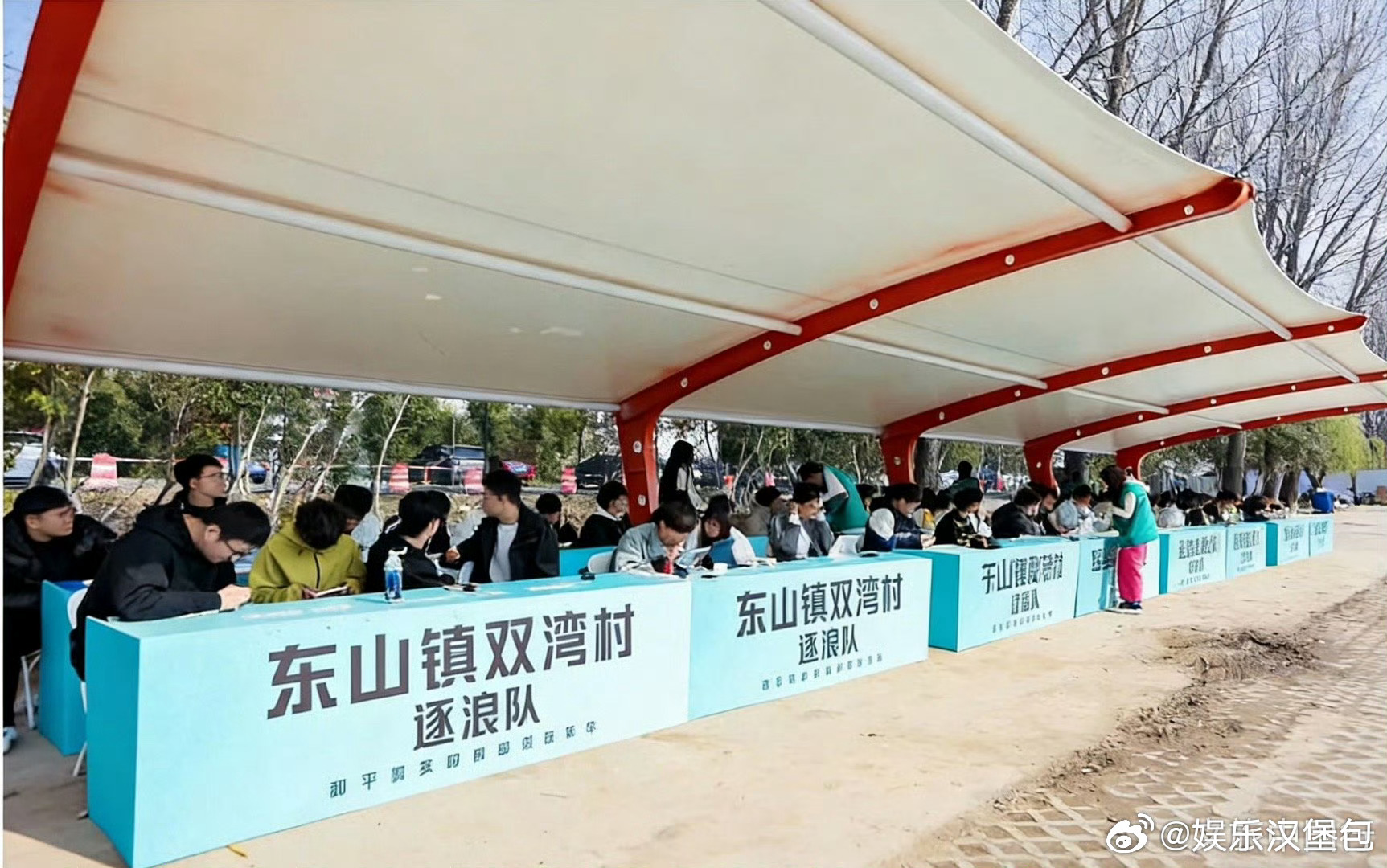 苏州文旅电竞联动给到夯和平精英的“团队协作”在这儿派上用场：队友负责找江苏文旅藏