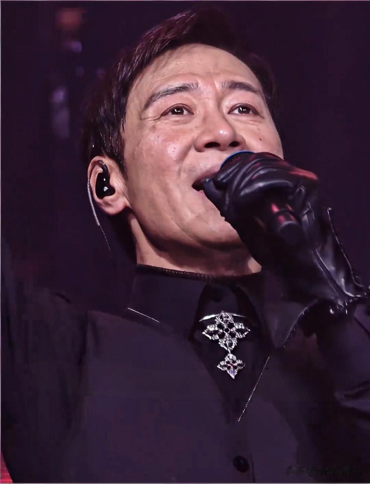 关掉美颜滤镜，黎明看着也老了。