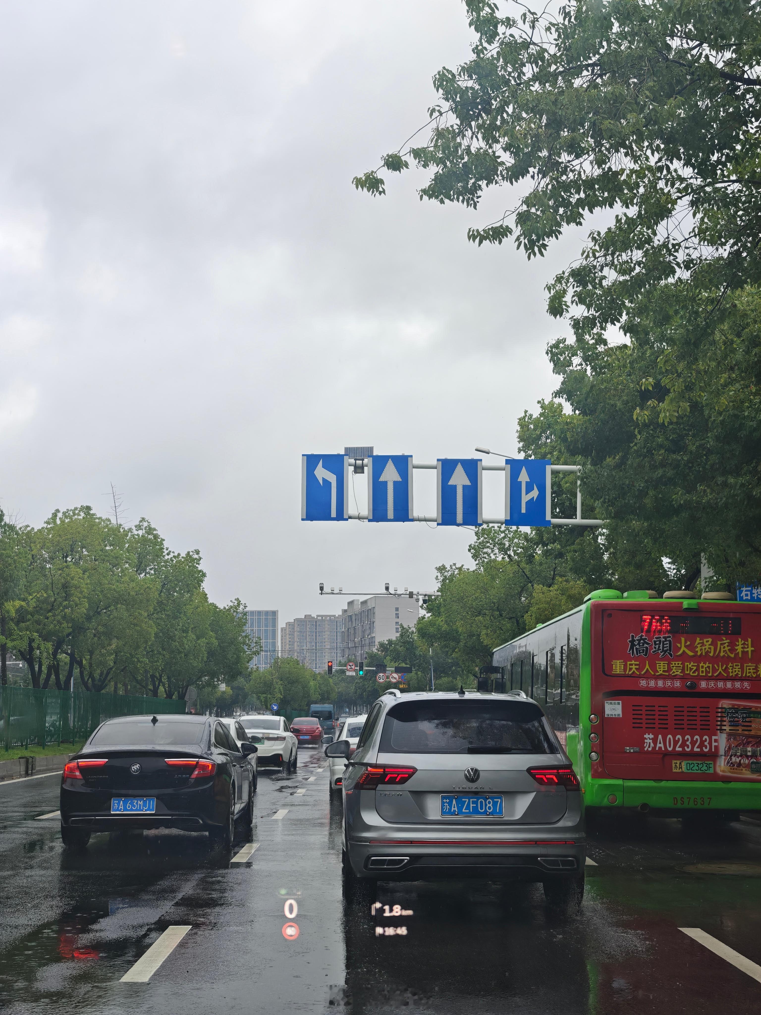 停车等红灯，抬头一看这4块指示牌，每一块的位置大小都不一样我和汽车的日常