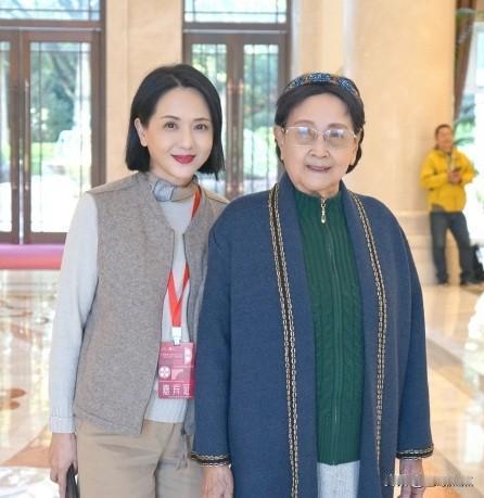 她俩——一位是新中国银幕上英气逼人的“铿锵玫瑰”；一位是江南水乡走出的温婉“林黛