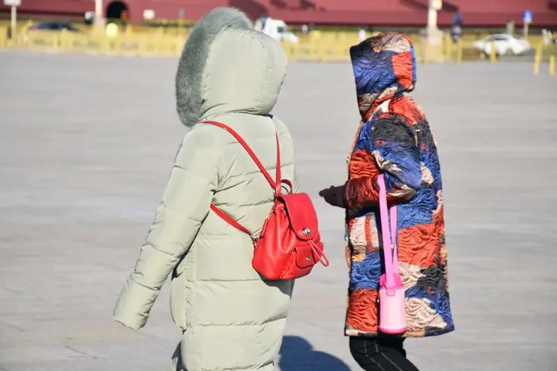 北京的打工人，过冬装备必须硬核！就说我同事，昨天还穿卫衣，今天直接裹上长款羽绒服