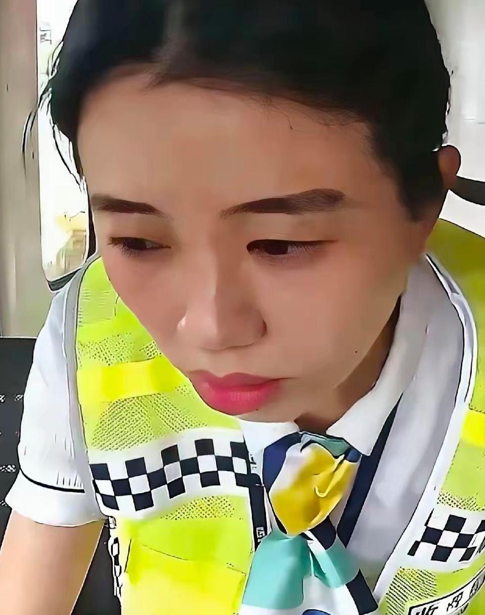 这位收费员一下子火出圈了！在浙江，一名货车司机下高速时，要交1396元过路费，可