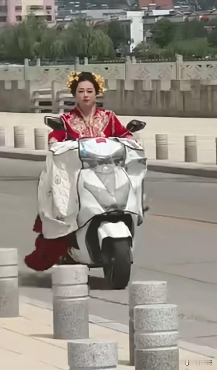 新娘骑着摩托车，轻车熟路，自己来到了结婚的现场，这才是特立独行的新娘！据说迎亲的
