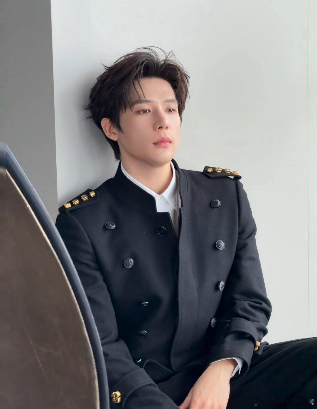 王安宇制服造型把这个王安宇打包踹进现偶 