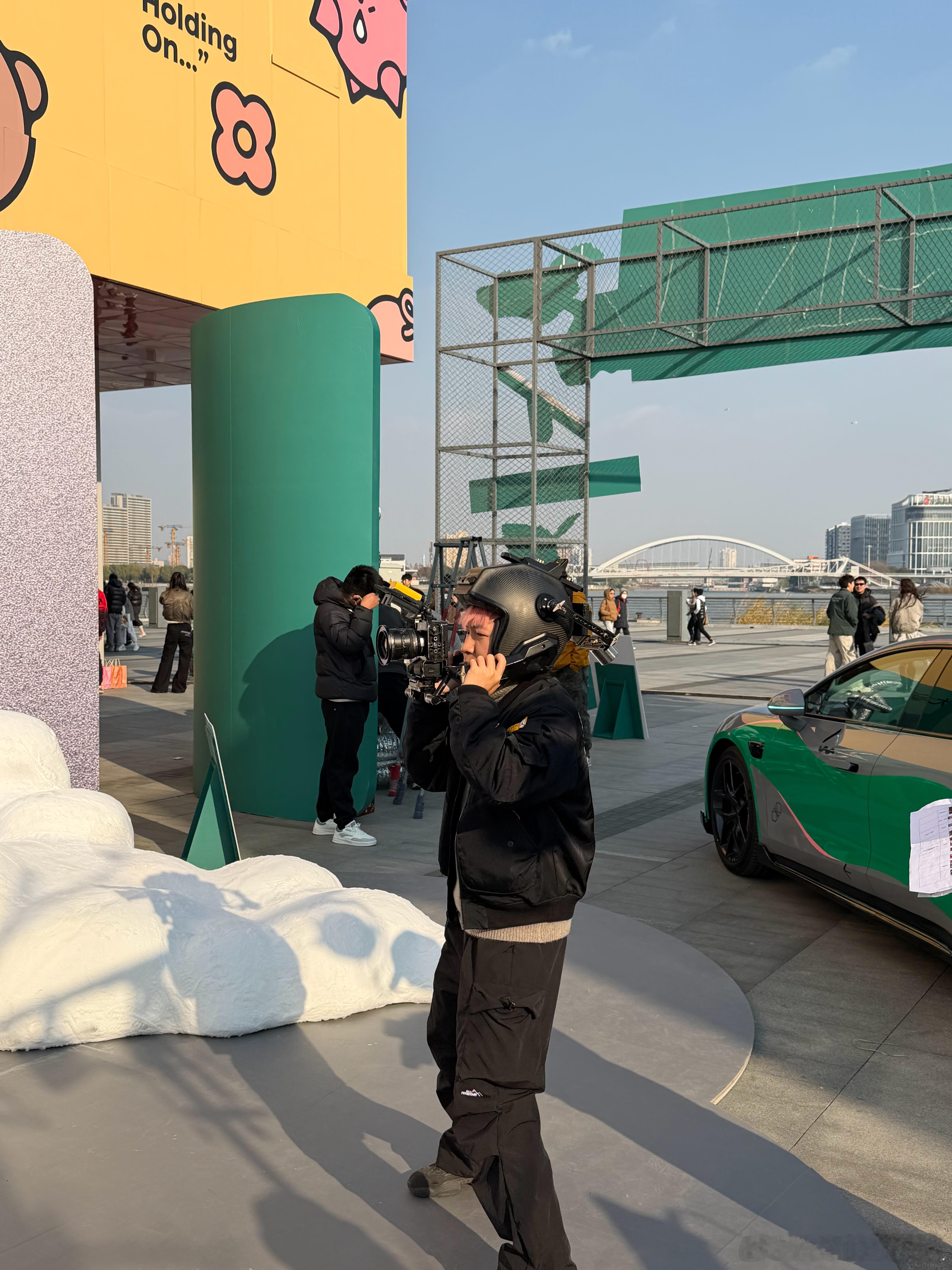 这就是传说中 头顶长相互的人 跟姚老板混一天吃9顿 上海