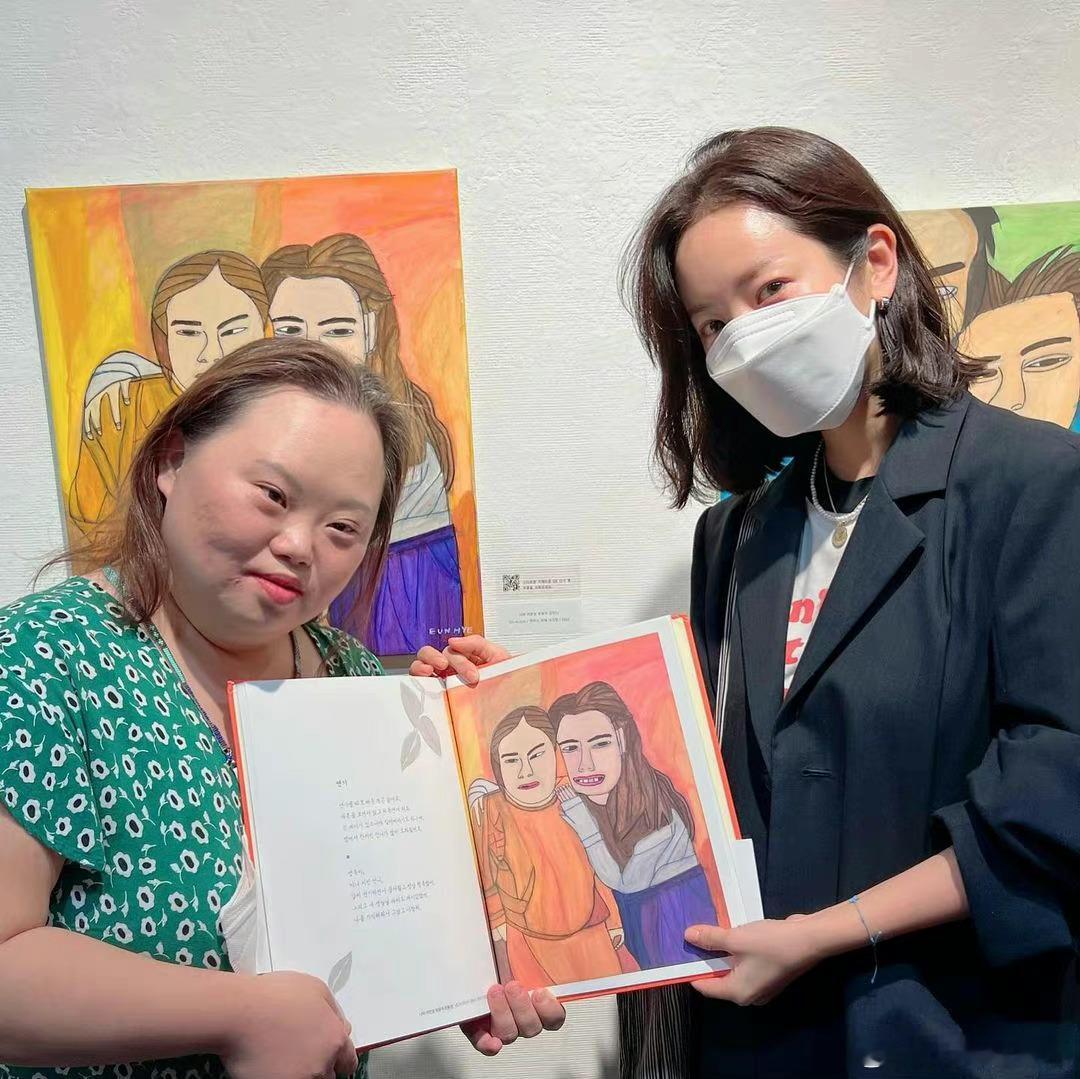 蓝调里英希这个演员居然就是唐氏并且会画画 