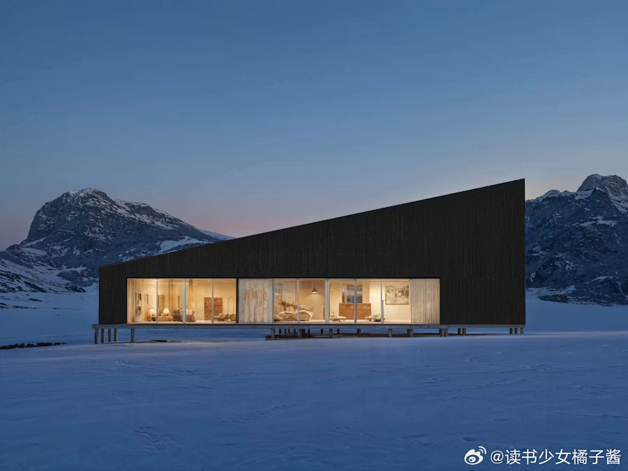 “夜色继续从大地向天空升涨。小半个月亮斜搁在西南方向的天空上。雪地晶莹闪亮。天上