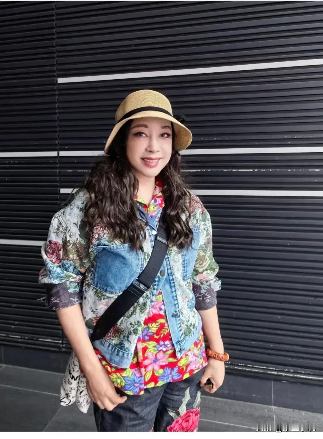 也就她敢这么穿！都一大把年纪了，还穿得花里胡哨的，可却没有一丝违和感，一如既往地