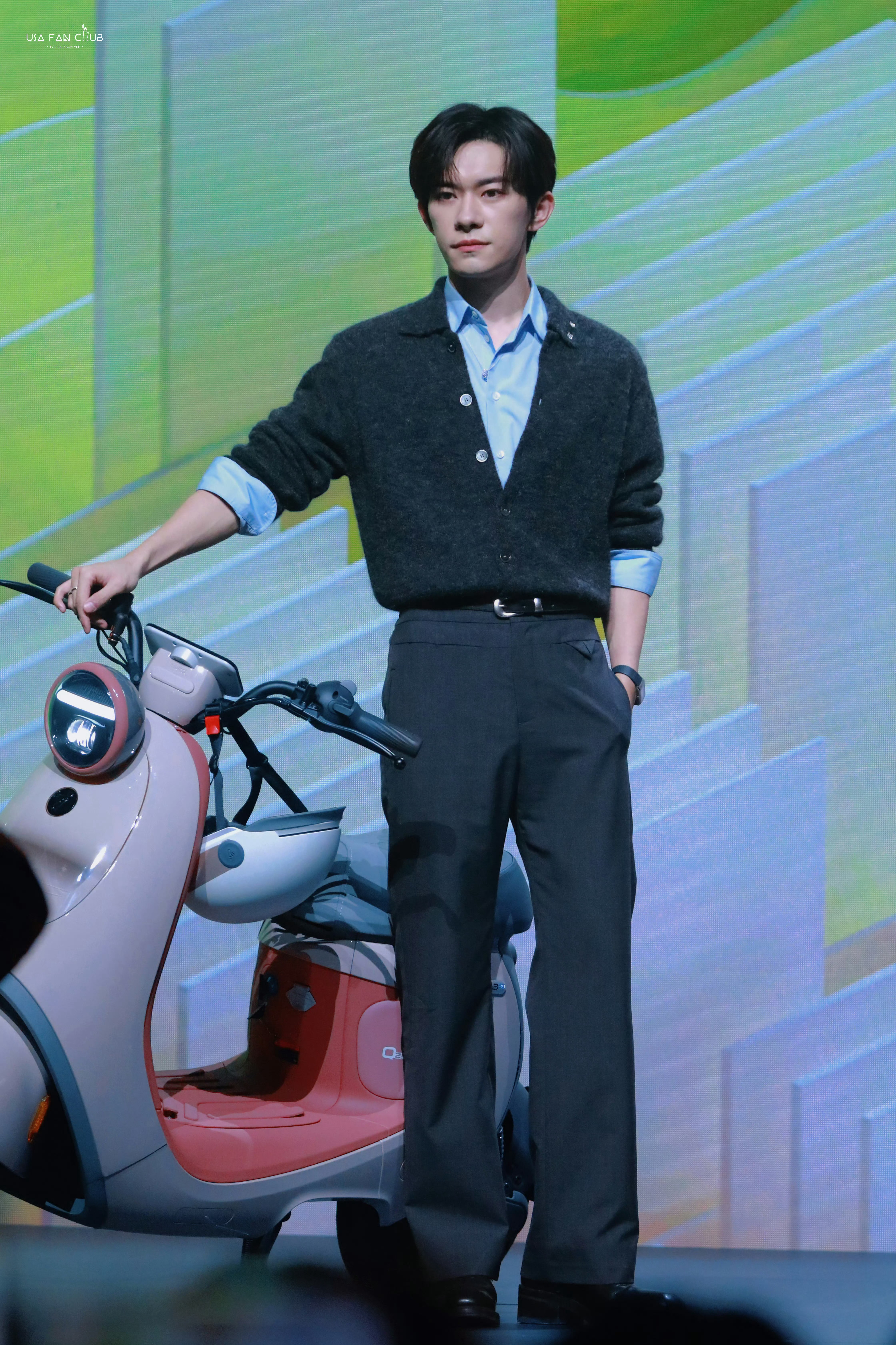 插兜…坏男人气息易烊千玺梨涡笑