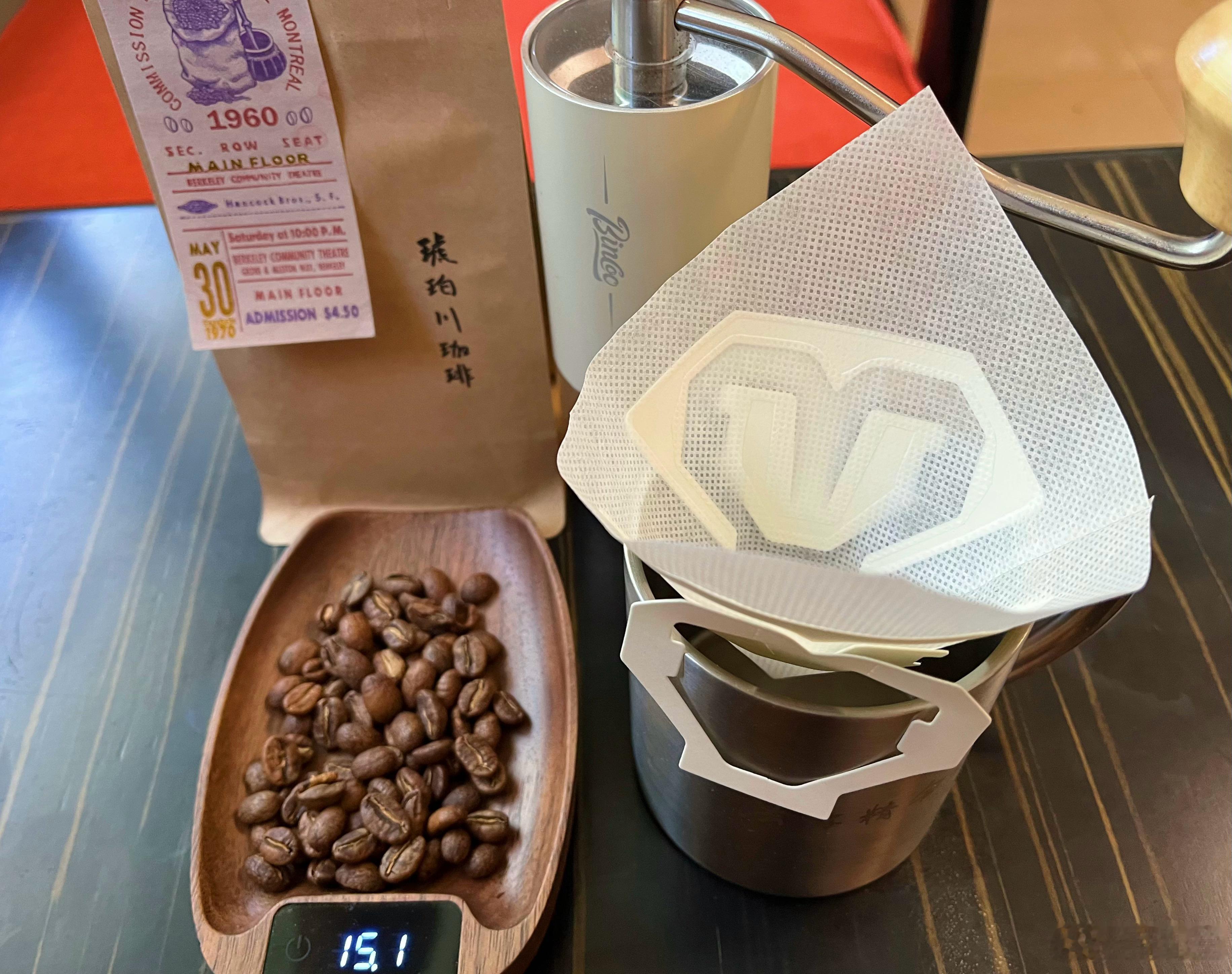 哥伦比亚粉红波旁，是咖啡里一脉薄薄的胭脂色，清贵而寡言。初闻如雨后蔷薇绽放，教人