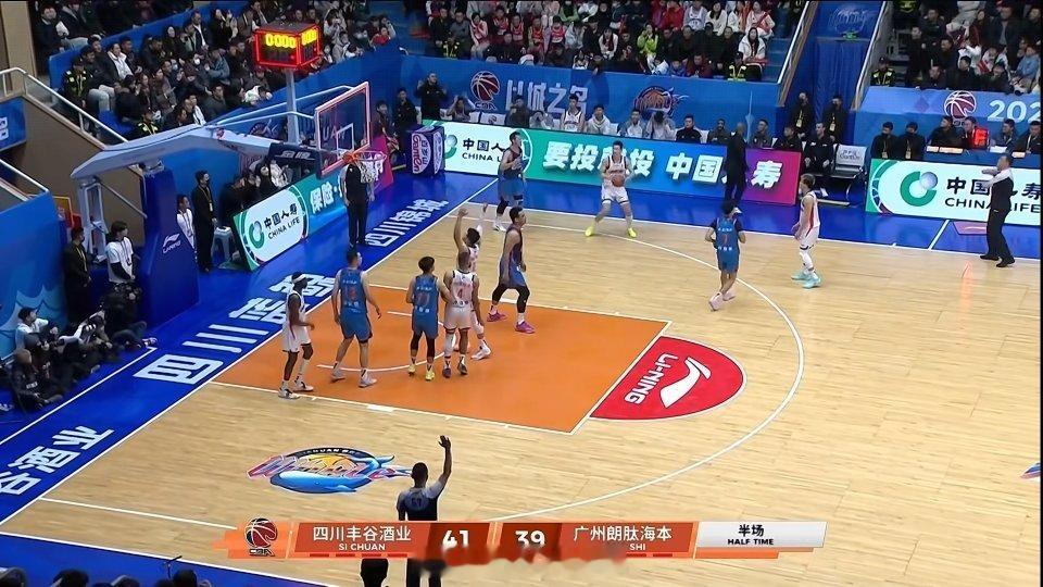 龙狮双外援在场打个四川全华班，半场结束还落后2分。四川男篮vs龙狮男篮