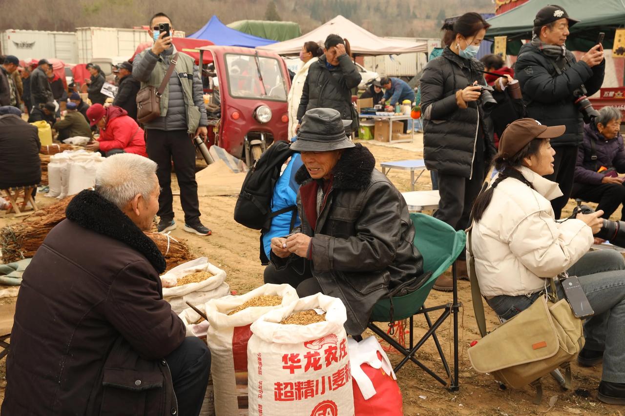 人间烟火，是平凡日子里的温暖与美好。市场里的讨价还价声，也是烟火气的一部分。摊主